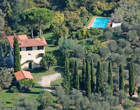 Villa in a dream location with a pool