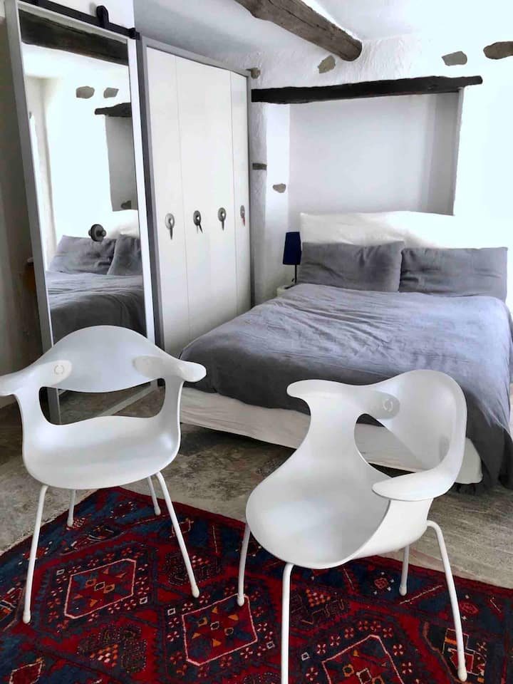 dormitorio  con cama matrimonial