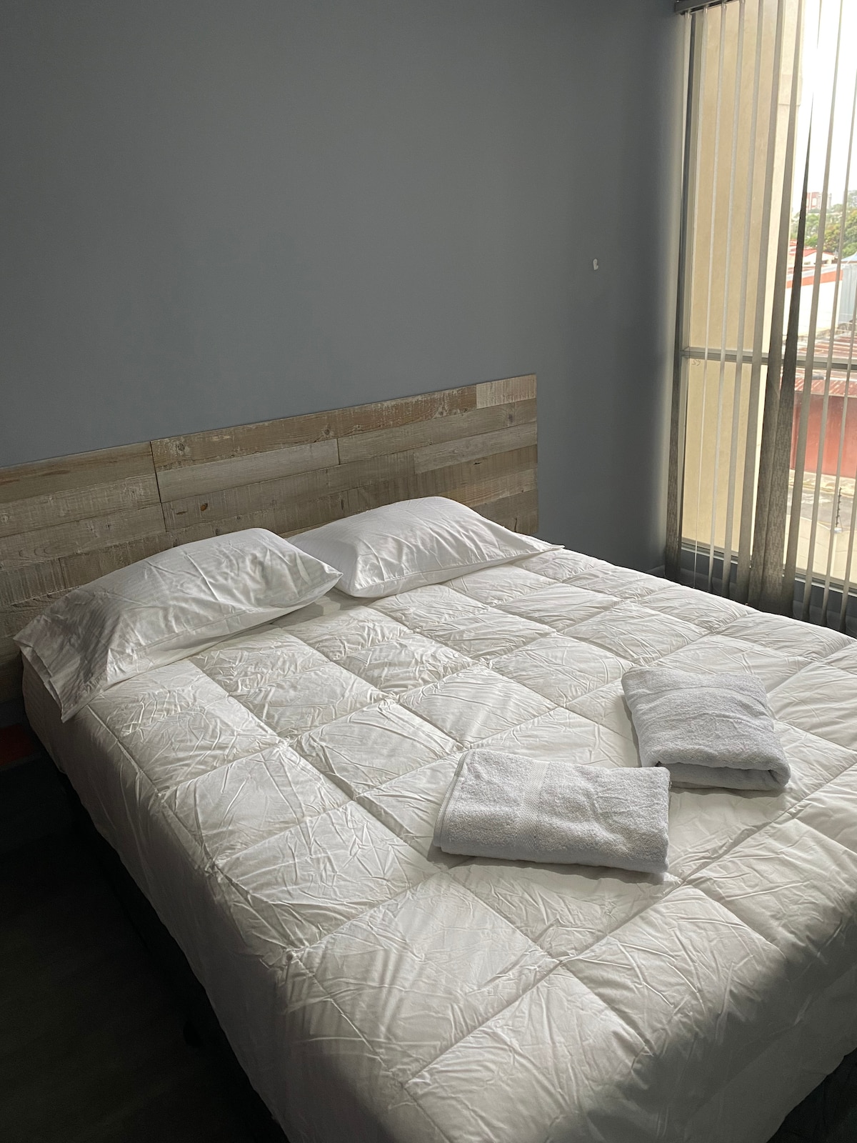 Bračni krevet (širok 150 - 179 cm) u spavaćoj sobi 