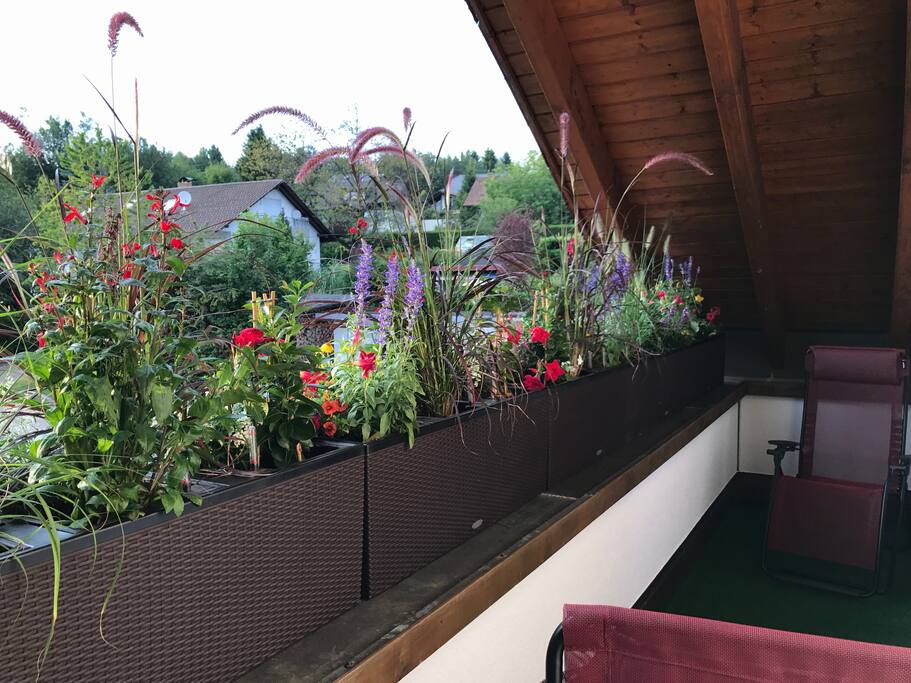 Balkon mit Relaxliegen und Sitzgruppe