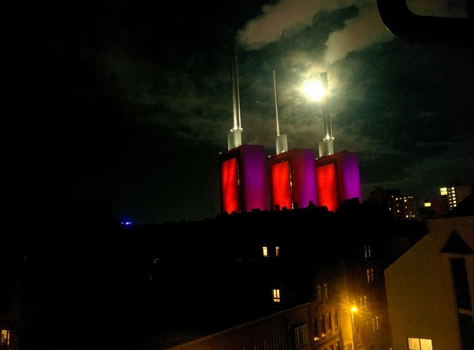 Der abendliche Ausblick aus dem Fenster (Lindener Heizkraftwerk; Wahrzeichen Lindens)