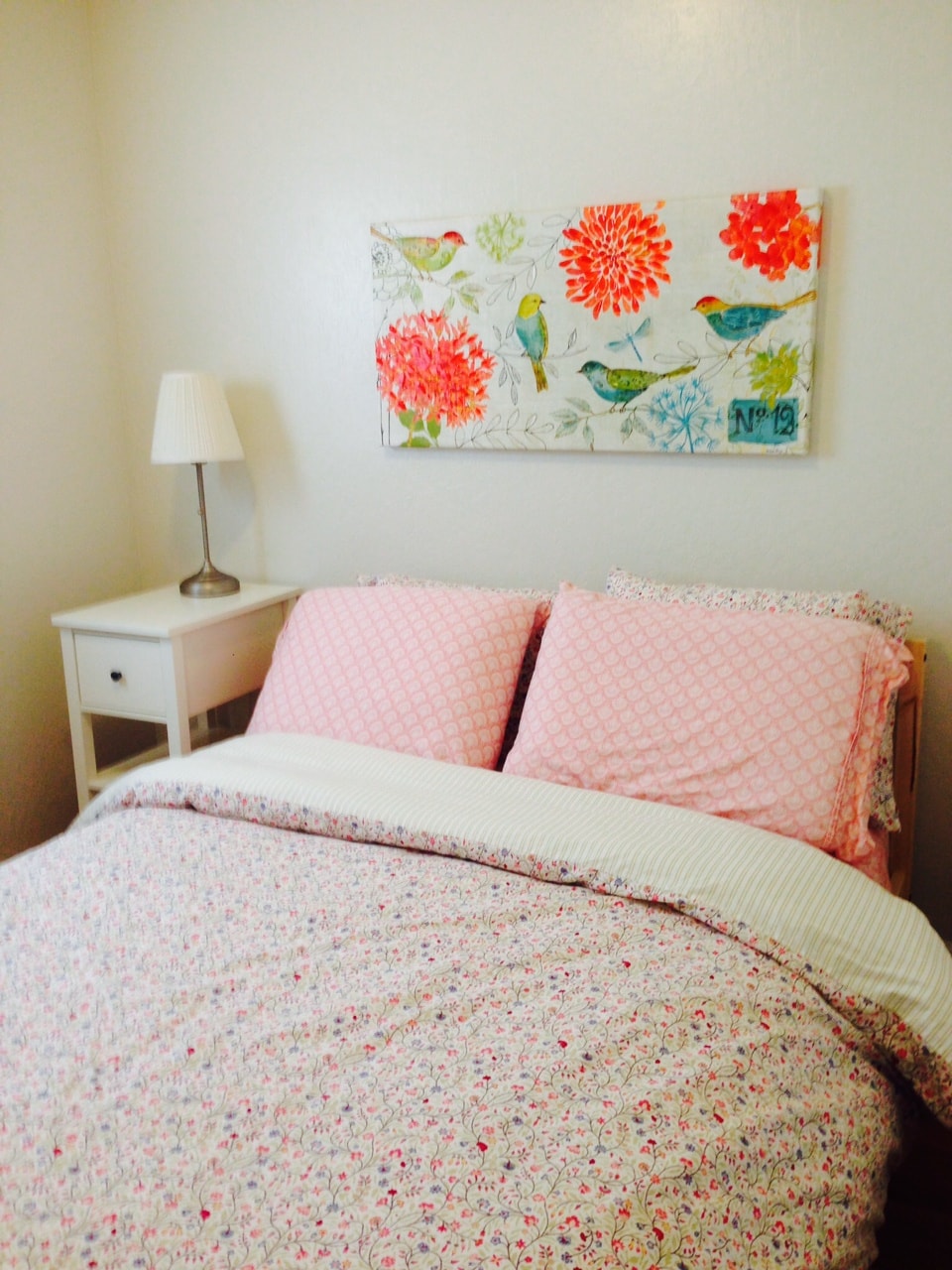 Krevat i plotë në dhomën e gjumit të rehatshme.