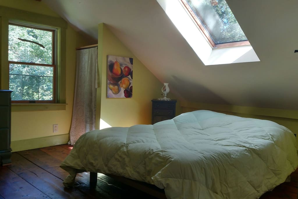 Bedroom 1, queen sized bed