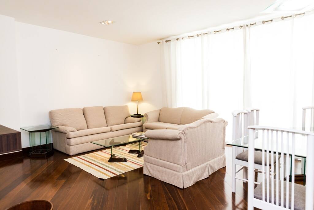 Sala com Tv e ar condicionado, integrada com a mesa de jantar com 6 lugares