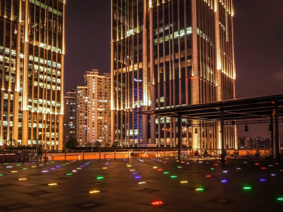 外滩夜色下的艺术作品 复星艺术中心空中数字花园 上海旅游攻略 尽在airbnb爱彼迎 外滩夜色下的艺术作品 复星艺术中心空中数字花园 上海旅游攻略 尽在airbnb爱彼迎