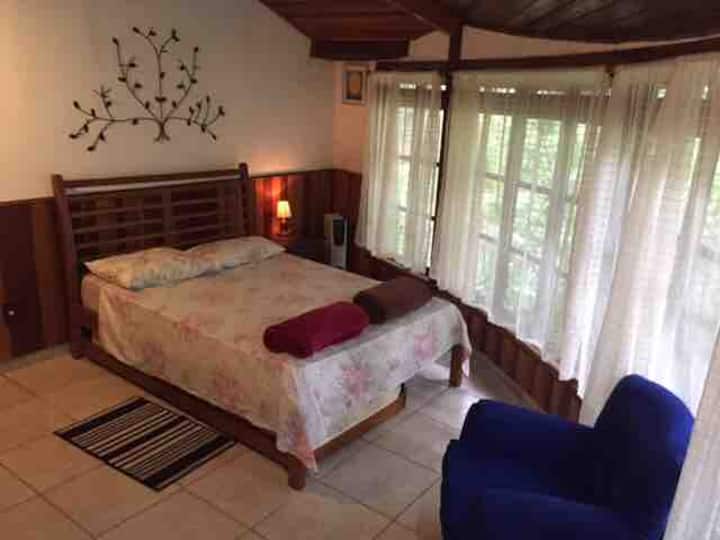 带开放式卫生间的套房，在瀑布声中睡觉