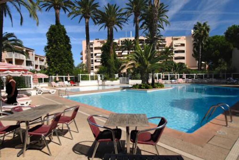 Restaurant au bord de la piscine