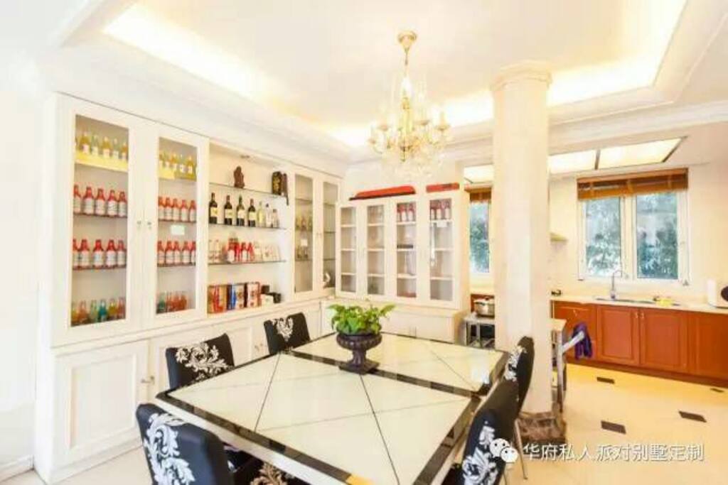 餐厅,酒柜,为客人代购酒水。酒具:高脚杯,啤酒杯,开瓶器,醒酒器齐全,制冰块。