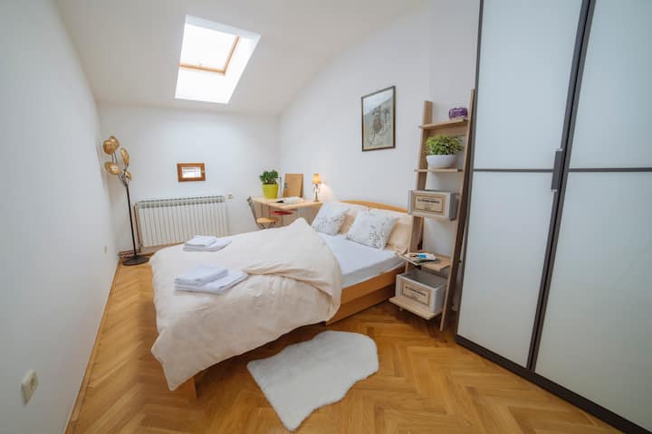 Соби 1-2 заеднички бањи и тоалети