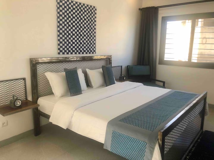 Една од спалните соби во апартманот.