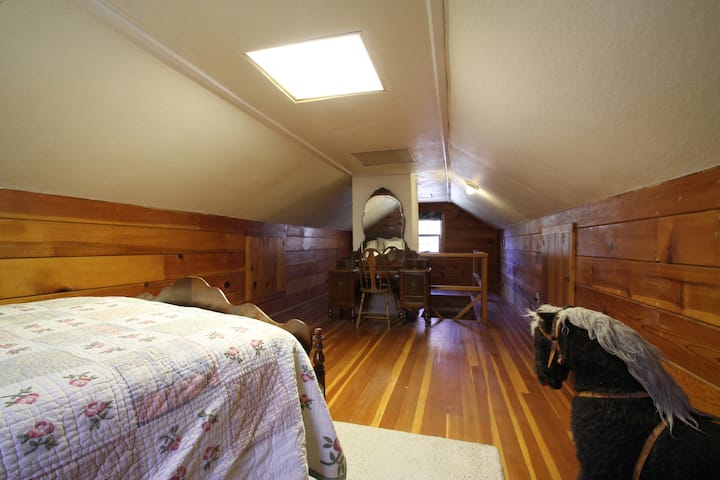 Ზემოთ მანსარდის ოთახი (6' მაღალი ჭერი, ასე რომ, ჩვენ, მაღალი, ოდნავ უნდა შევუდგეთ!)