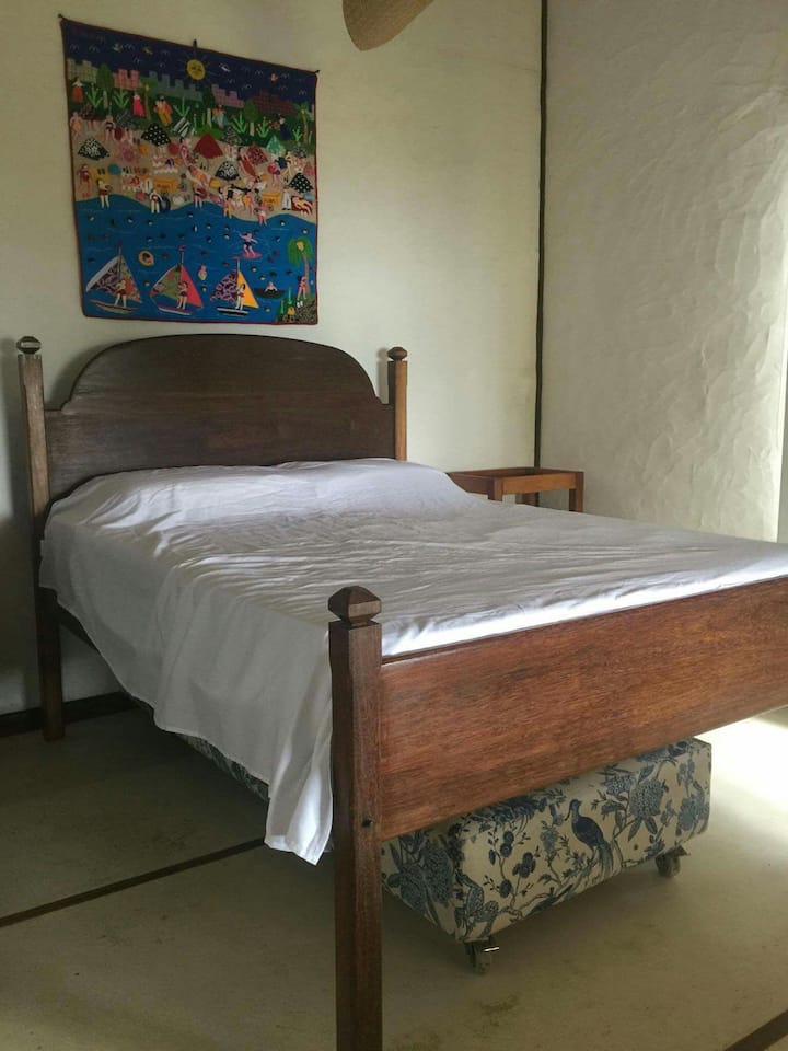 bett in der Master-Suite, hinunter zum Meer liegend. 