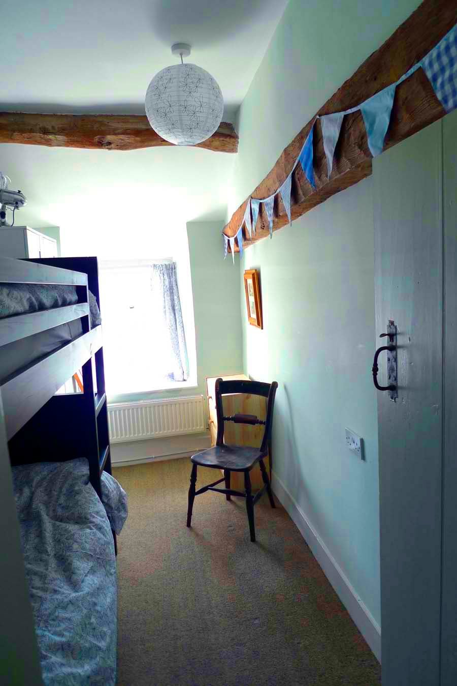 ห้องนอนสองชั้น - เตียงสองชั้นมีขนาดเต็ม