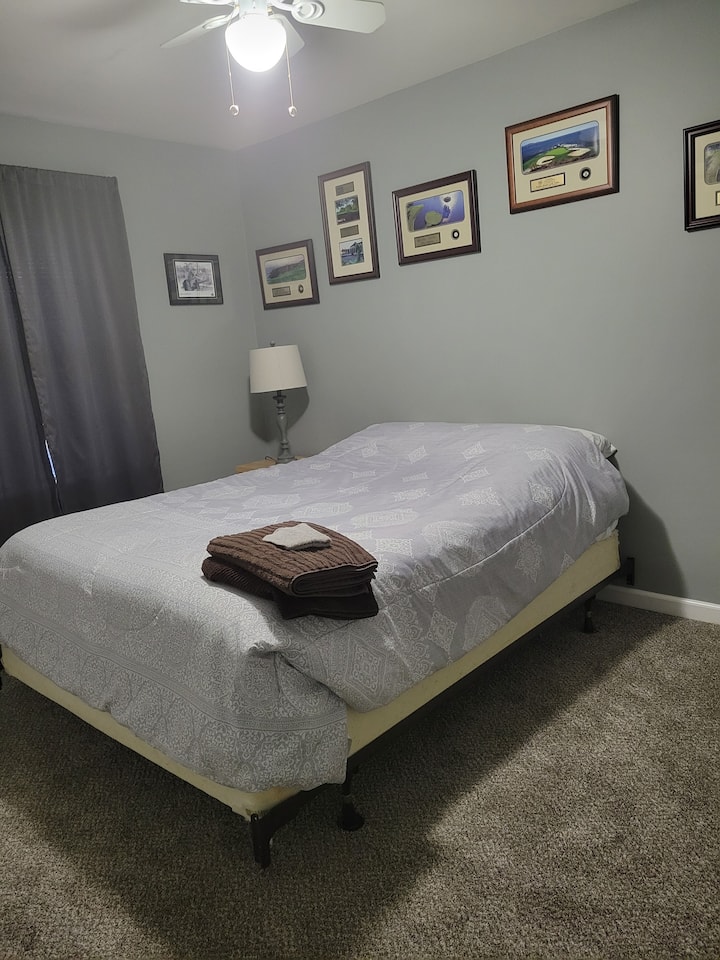 Dormitorio.  Cama queen y vestidor. 