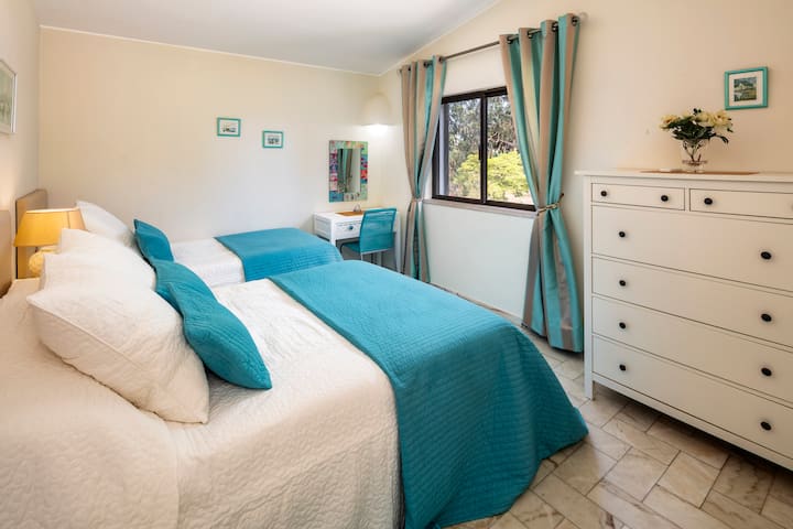 Obere Etage mit eigenem Gartenblick. Bad, Dusche und WC