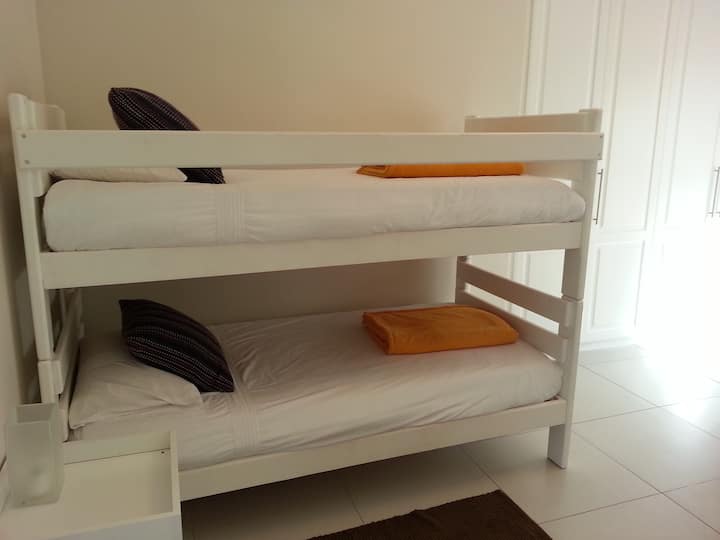 Dormitorio 4, cama doble con 2 literas individuales.