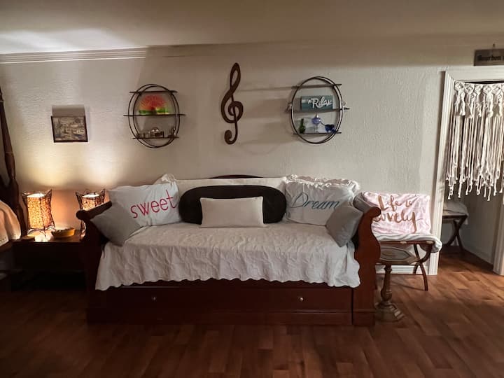 Lodge 1 Daisy’s Den Moss Lake LodgesWinstar Nature lodges for Rent in Gainesville, Texas