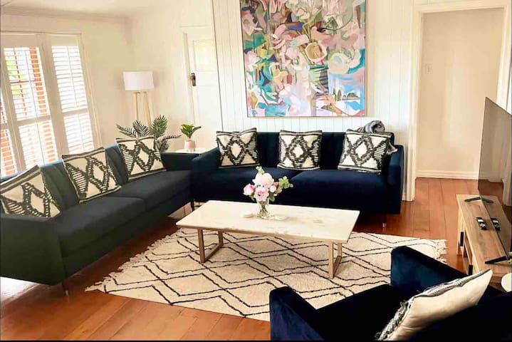 Charming 5BR Family Home w/Pool 10min from Airport gallery image 5