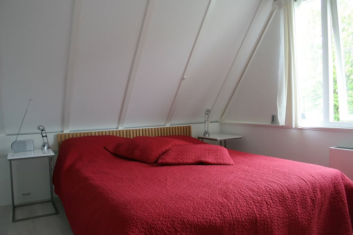 מיטה זוגית מרווחת למעלה.