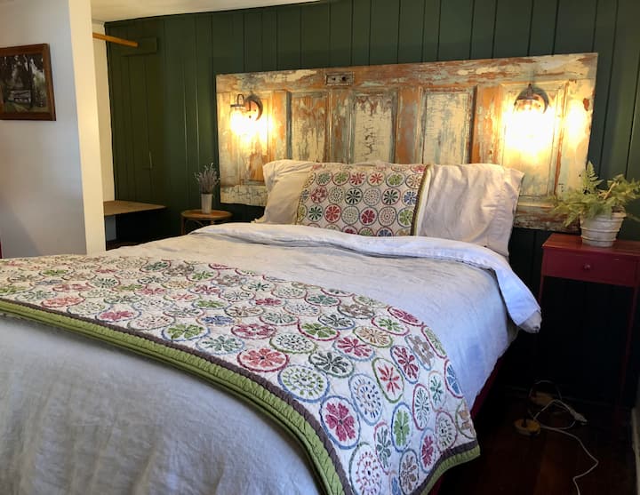 Dormitorio #1: cómoda cama tamaño queen y ropa de cama suave.