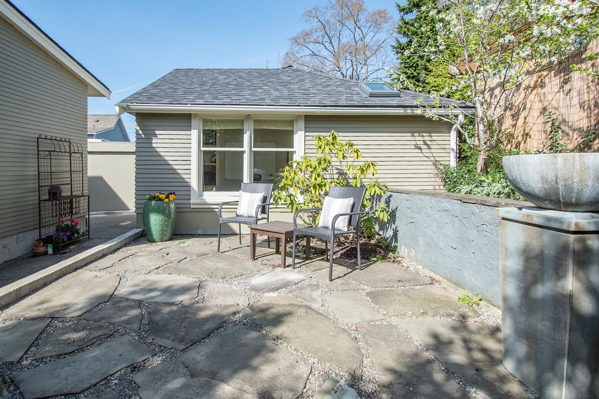 Private Queen Anne Studio