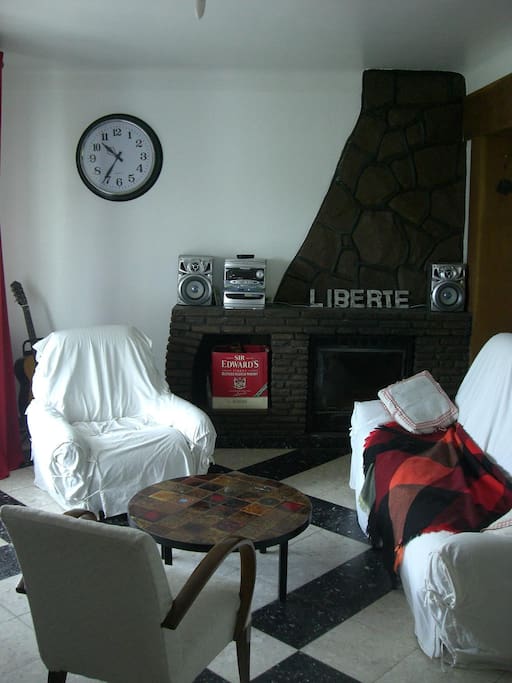 Salon avec cheminée