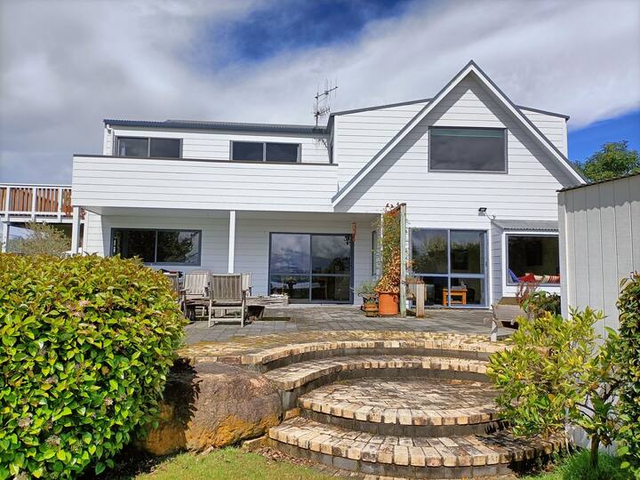 Lake Taupo, Holiday Home with Views, Sleeps 10 Houses for Rent in