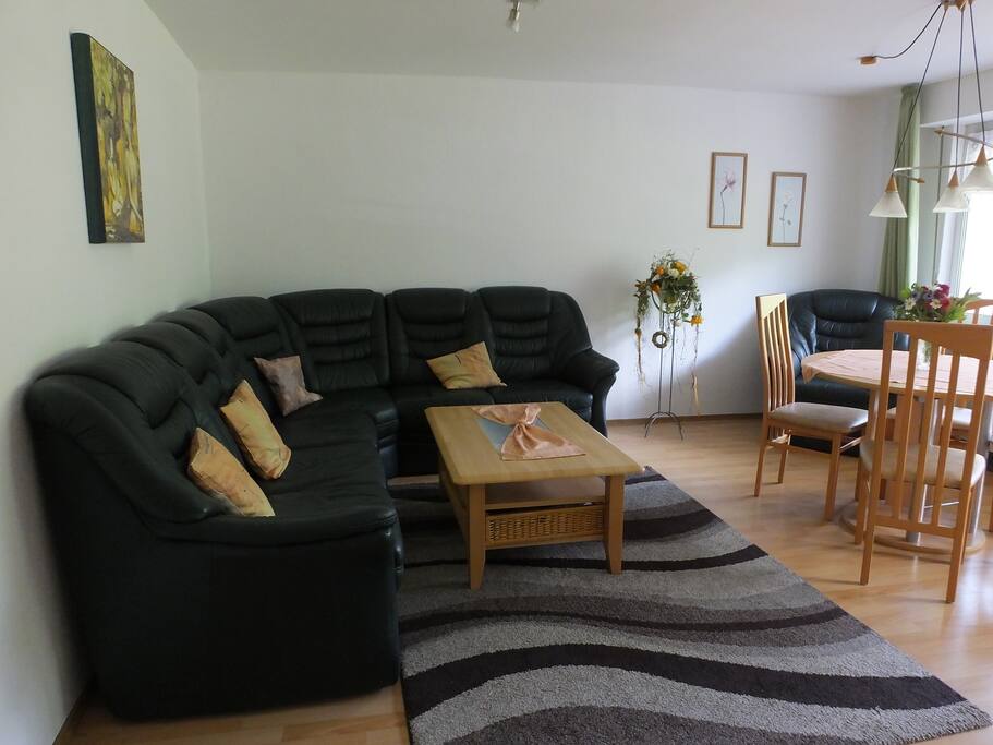 Wohnzimmer mit Zugang zum Balkon
