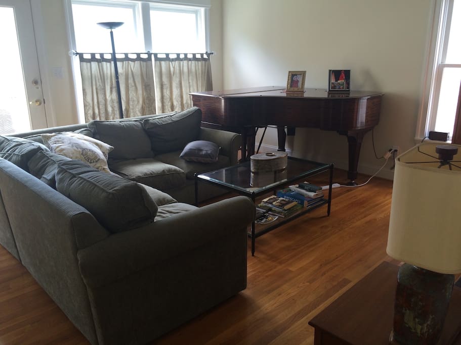 Livingroom w/piano