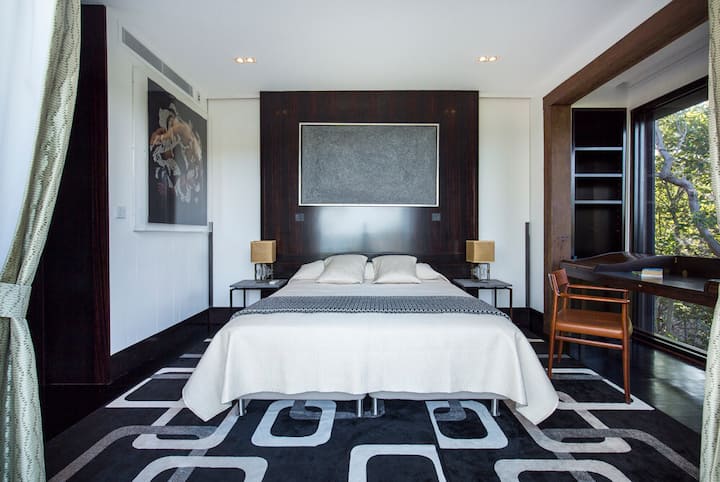 لكن استمر! غرفة النوم الرئيسية - في الجناح الثاني - رائعة للغاية. الأناقة والراحة وجميع الميزات التي يمكنك البحث عنها. في الواقع ، إذا لم تتمكن من العثور عليه هنا ، فمن المحتمل أنه لم يتم ابتكاره...