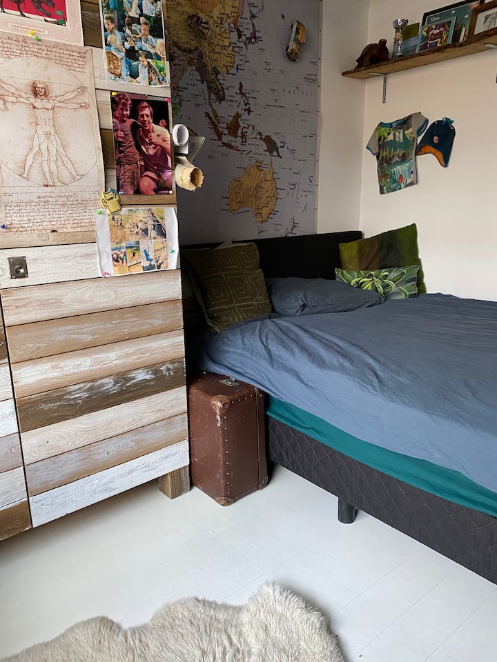 หนึ่งในสามห้องนอนที่มีเตียงคู่