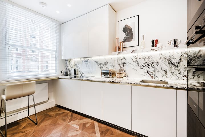 SOPHISTICATED BOUTIQUE APARTMENT gallery image 2