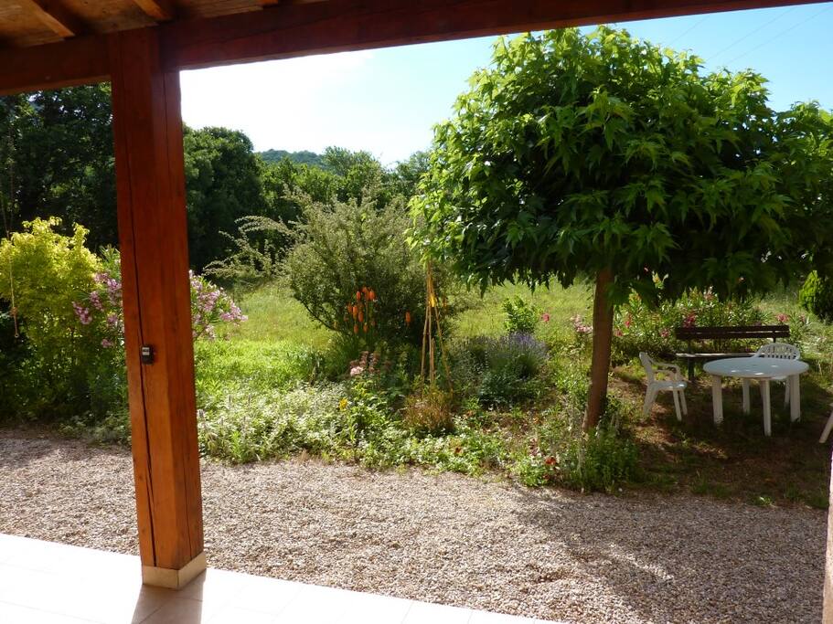 jardin avec coin ombragé