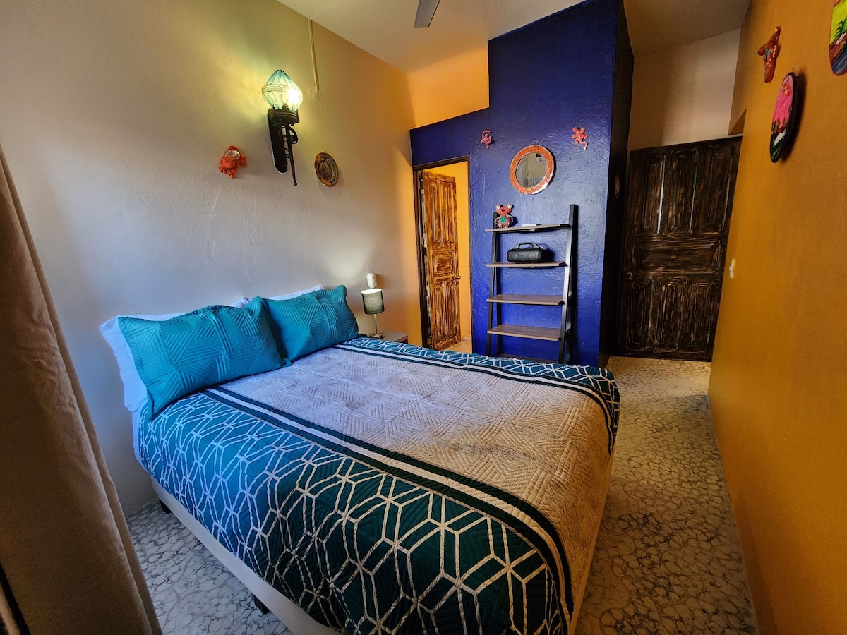 Camera da letto 2 con letto matrimoniale XL.