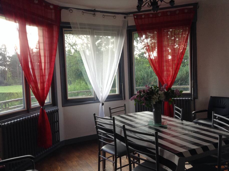 Salle à manger dans la tour pouvant accueillir jusqu'à 10 personnes( table à rallonges )
