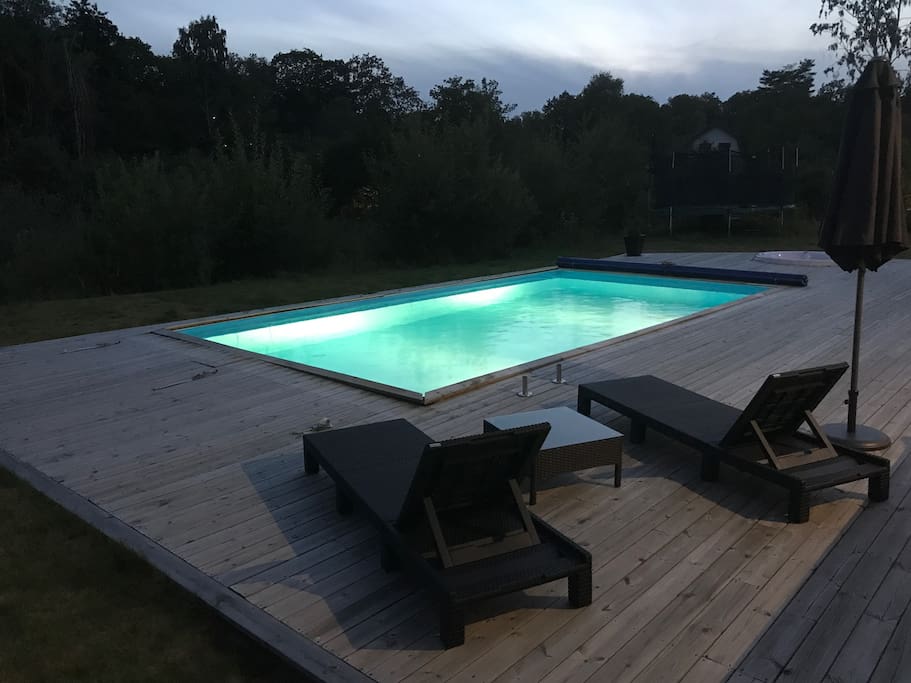 Private pool and jacuzzi area outside the house (open summer period)