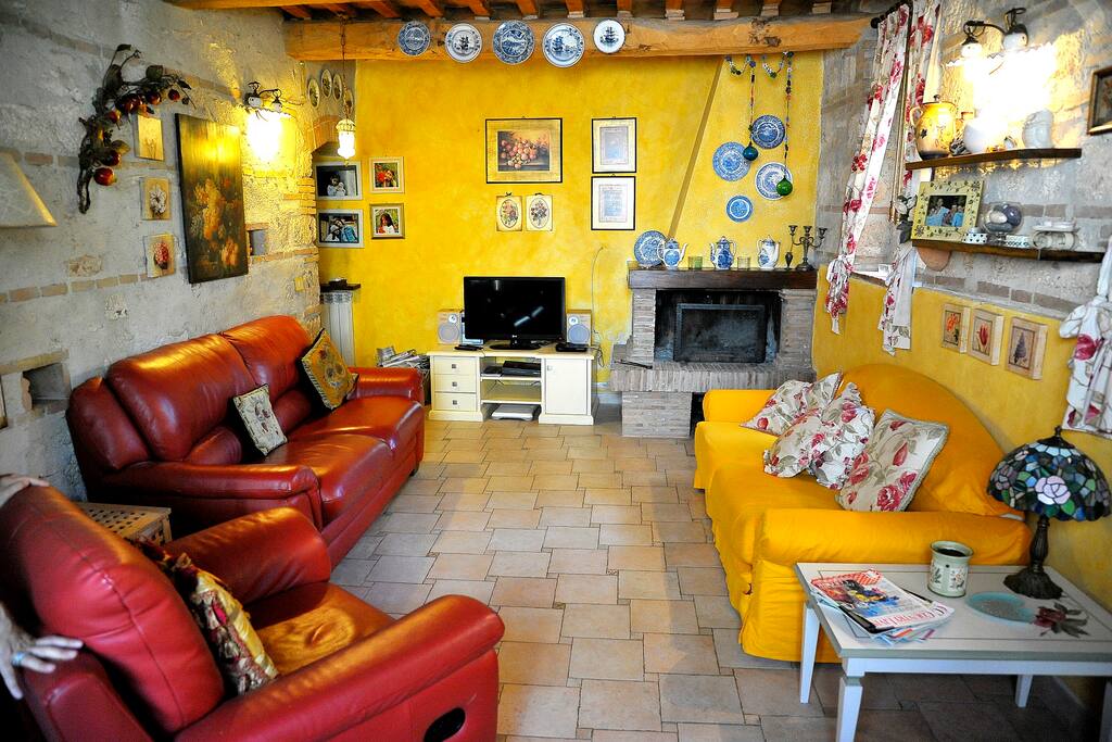 Living room con caminetto