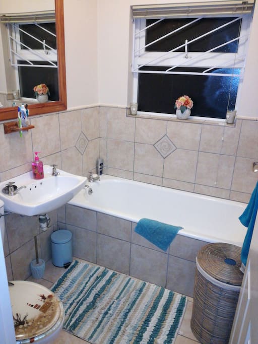 bathroom.
we provide:
soap
towels
shampoo/conditioner
toilet paper