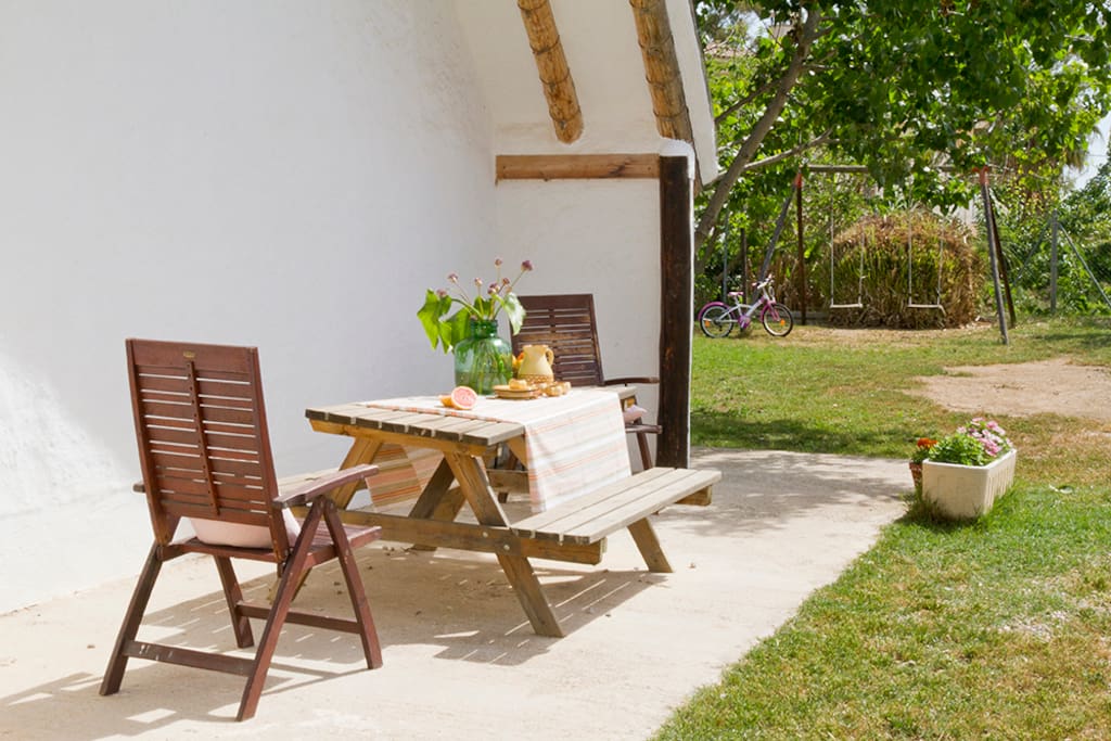 Exterior con mesa para disfrutar del jardín