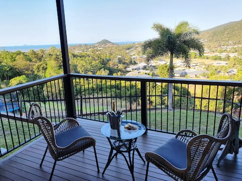 Top Airbnb: Couples Retreat with Ocean View in Whitsunday Regional