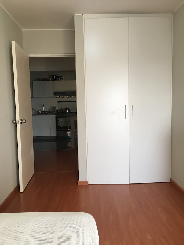 باب غرفة النوم والخزانة.