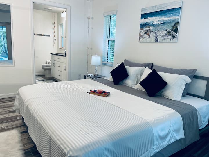 Master bedroom: kings size bed and an amazing view out to the pool 