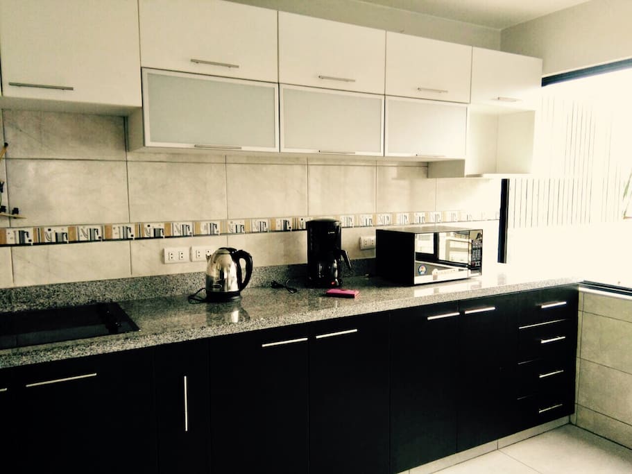 Cocina completa con todo lo necesario para una cena en casa