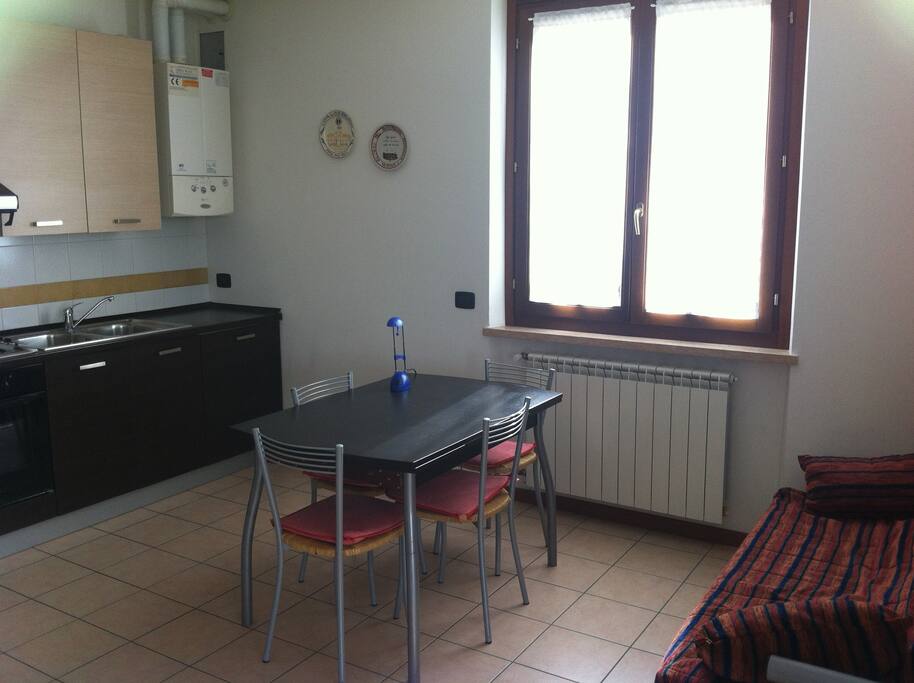 Cucina completa, soggiorno e divano letto