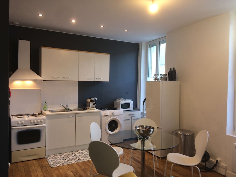 Espace cuisine donnant sur la pièce de vie avec gazinière, four électrique, hôte, lave linge, micro onde, réfrigérateur (congélateur), l'ensemble des ustensiles utile à la cuisine ....