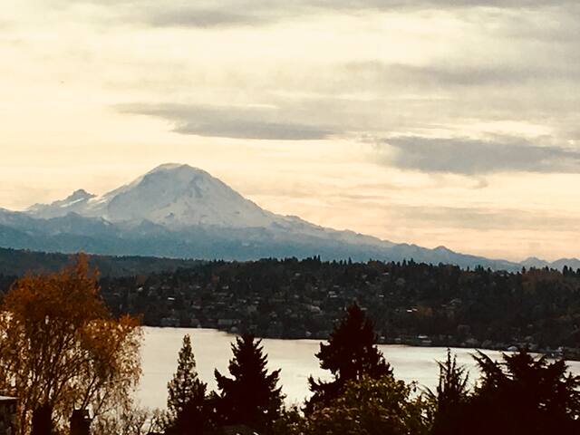 Seattle Executive Home for Large Gatherings gallery image 5