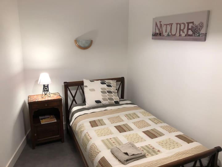Habitación de cama 90