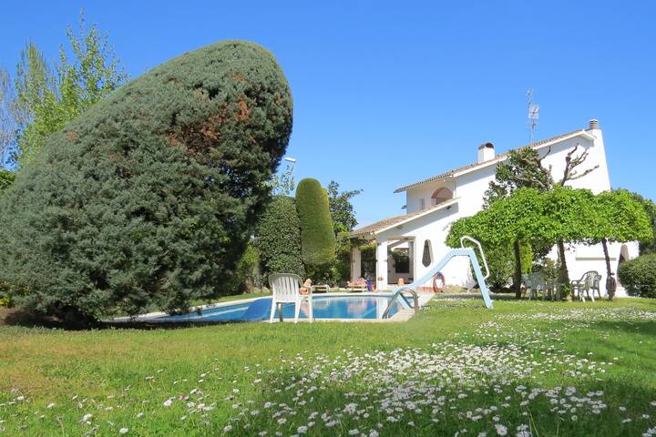 A house with pool and a view on the sea