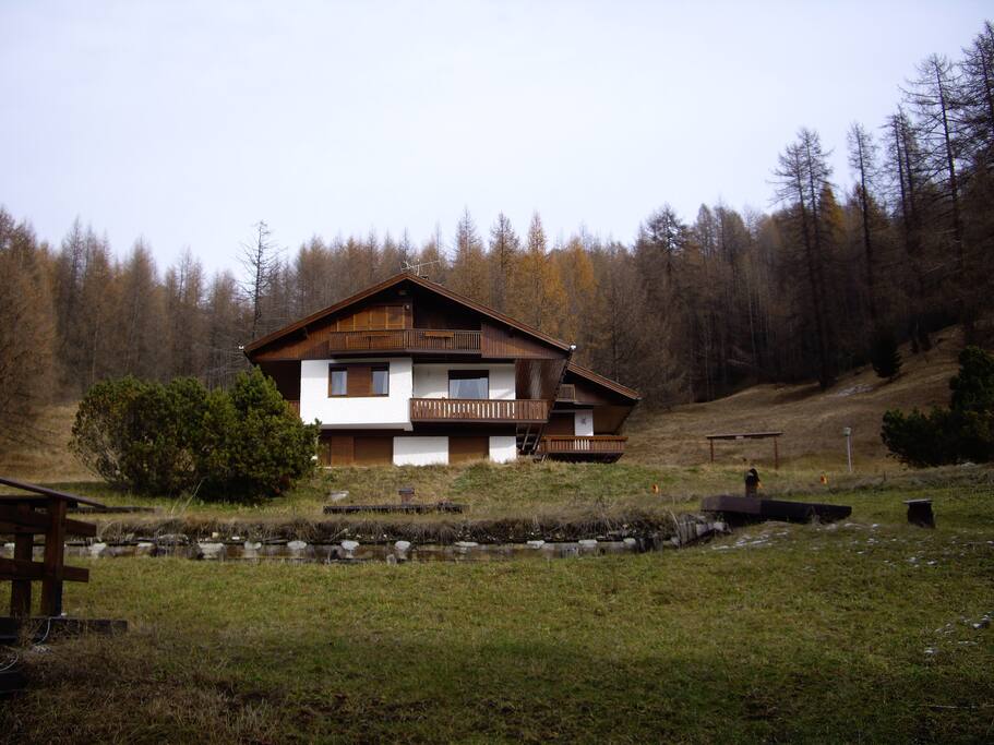 Vista frontale della casa dall'inizio della strada