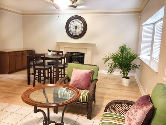 Clean Bright Family Home Near City Center &Airport gallery image 4